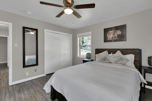 Piney Woods I Ping Pong I By Shsu I Tv I Sleeps 11 — 4-Star Luxury Hotel in Huntsville, United States