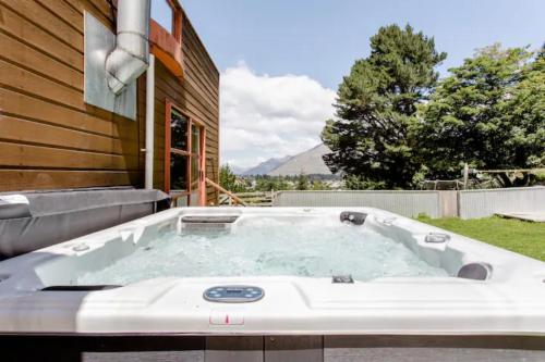 Hot Tub And Views Over Central Queenstown Entire Holiday House — 4-Star Luxury Hotel in Queenstown, New Zealand