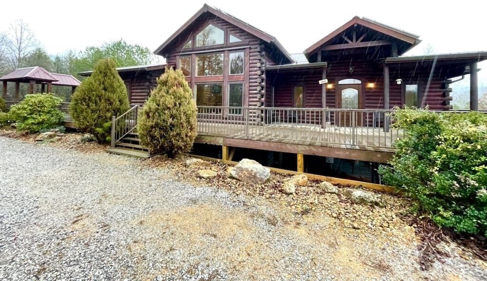 A True Log Cabin With 360 Degree Mountain Views Pet And Motorcycle Friendly 5 Bedroom Cabin By Redawning 17512816 — Madisonville