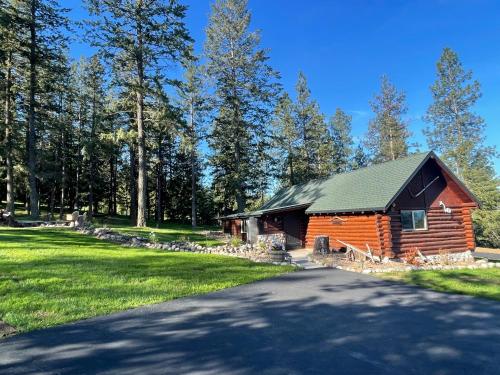 Little Cabin in the Woods. — 4-Star Luxury Hotel in Post Falls, United States