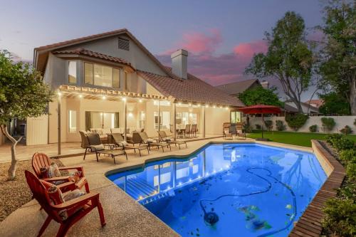 Elegant Luxury Villa Wheated Pool Outdoor Fun — 4-Star Luxury Hotel in Chandler, United States