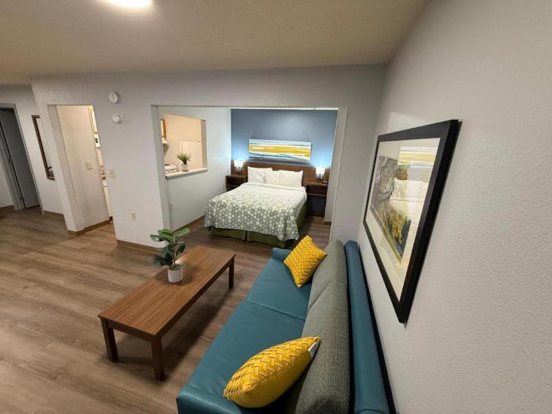 HomeTowne Studios & Suites by Red Roof Greensboro - photo 4