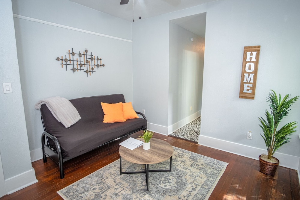 Sweet Stay 1br 1ba Near Downtown - photo 2