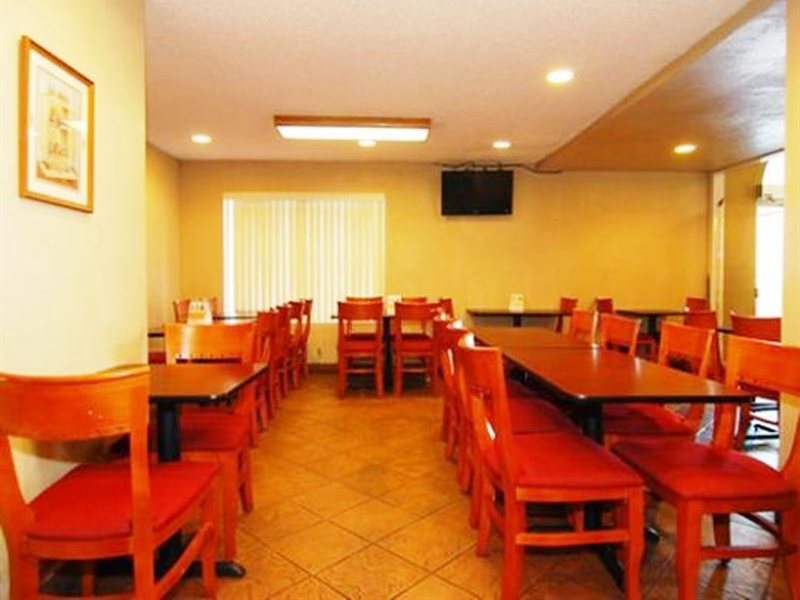 Red Roof Inn and Suites Oklahoma City Southwest - photo 4