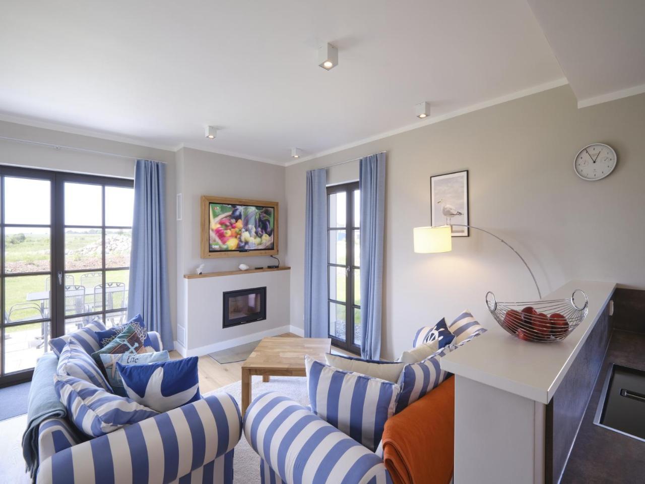 Reetland am Meer Premium Reetdachvilla mit 3 Schlafzimmern Sauna und Kamin H21 in Dranske, Germany