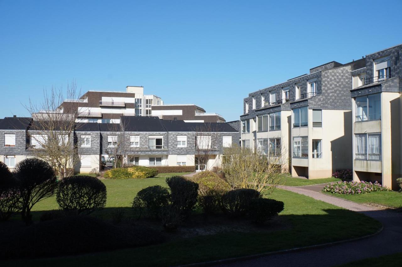 Plage Et la Mer Tres Proche in Courseulles-Sur-Mer, France