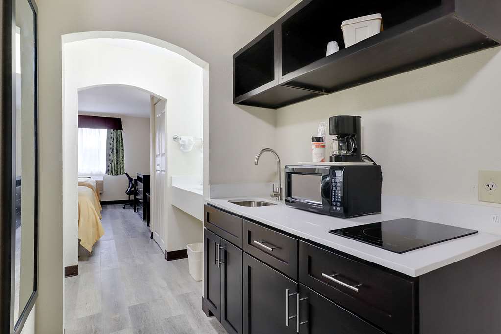 Quality Suites Albuquerque Airport - photo 23
