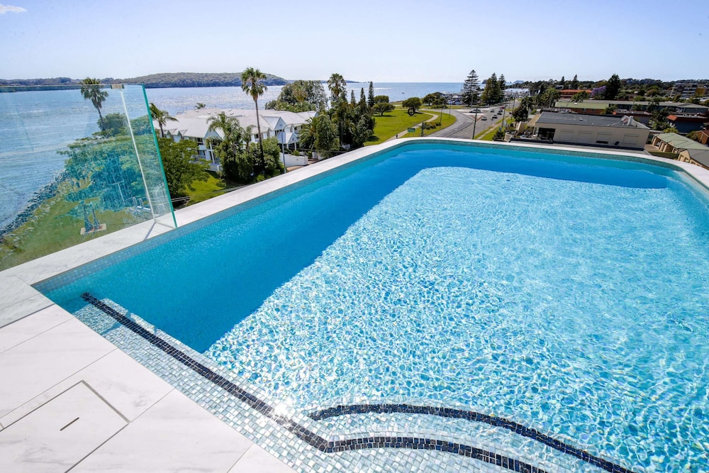 Deluxe 3 Bed Unit with Views — 4-Star Luxury Hotel in Batemans Bay, Australia