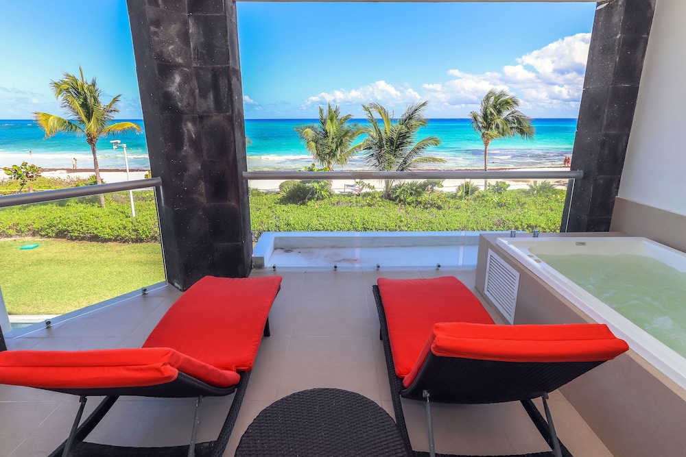 Beachfront Condo with tub 3 BR & Pool At Mareazul Condo Corazon — 4-Star Luxury Hotel in Playa Del Carmen, Mexico