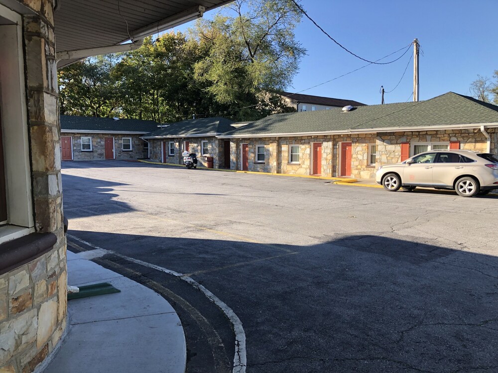 Front Royal Motel - photo 11