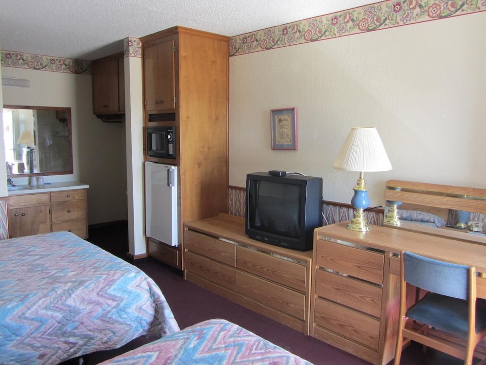Warrick Plaza Inn - photo 11
