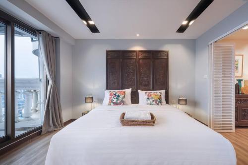Central Bangkok 5 stars river view & characteristic decor
