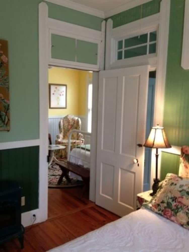 Edgeworth Inn - photo 12