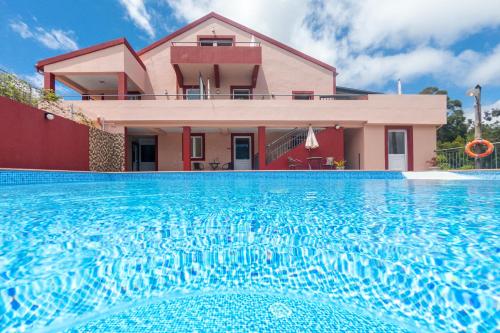 Comfortable apartment with shared pool in Prazeres 150 m — 4-Star Luxury Hotel in Campanario, Portugal