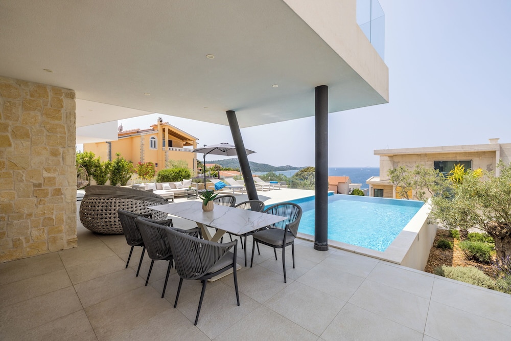 Villa Seven Seas with heated pool and jacuzzi by the sea — 5-Star Luxury Hotel in Rogoznica, Croatia