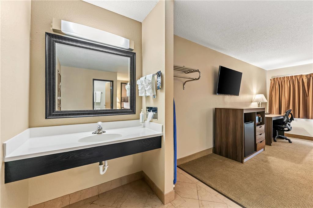 Super 8 by Wyndham Elgin - photo 34