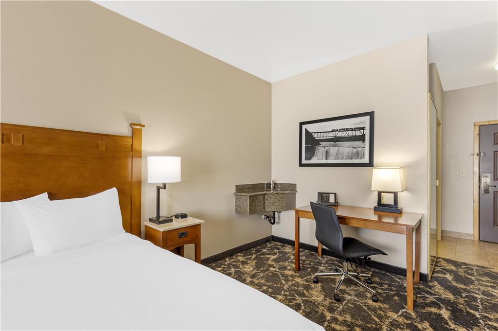 Best Western Plus Riverfront Hotel & Suites - photo 40