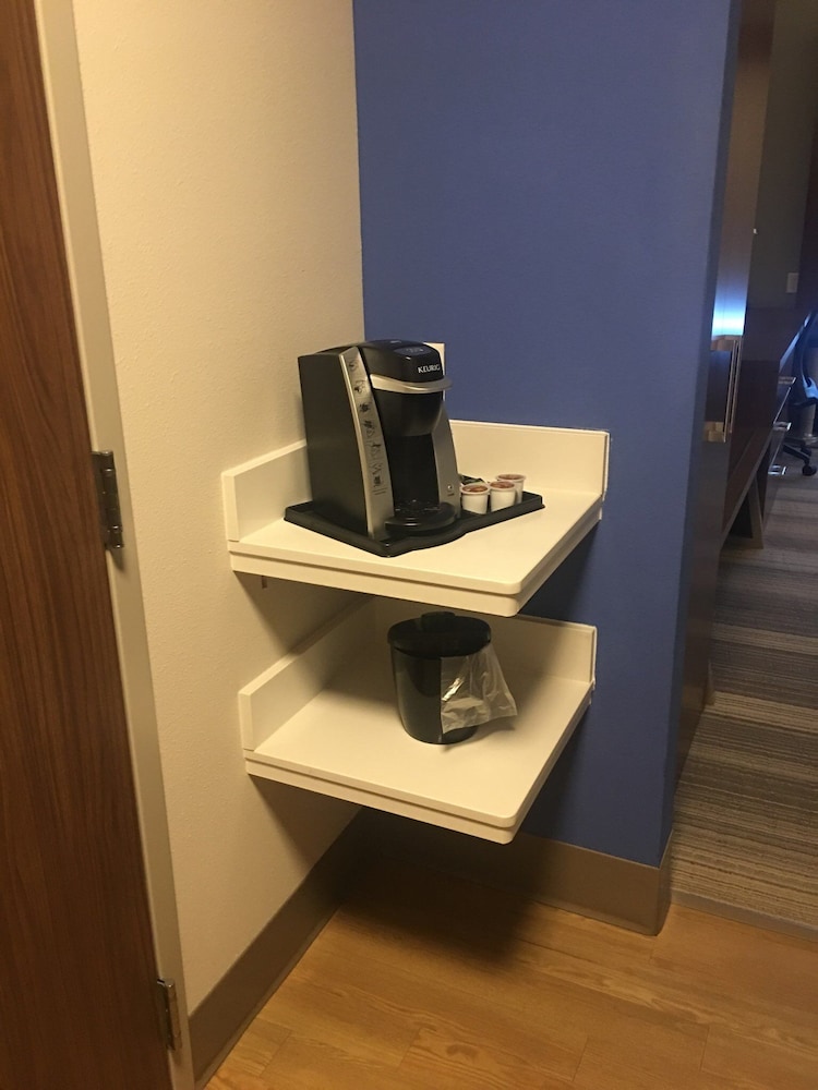 Holiday Inn Express & Suites Kingdom City by IHG - photo 14