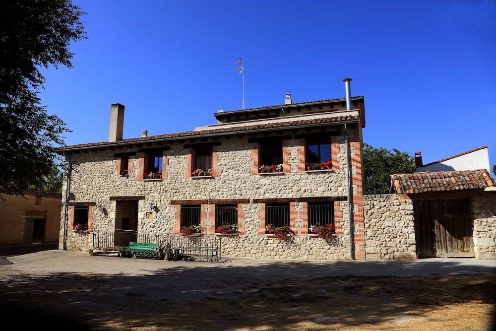Hotel Rural Tirontillana — hotel in Cuellar
