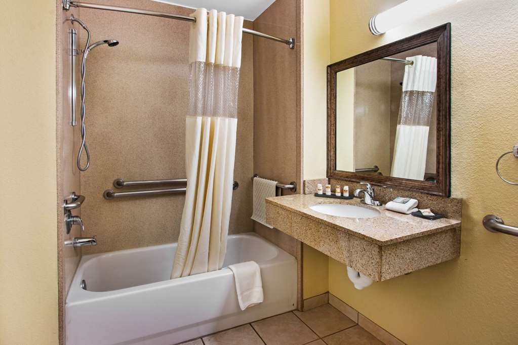 La Quinta Inn & Suites by Wyndham Albuquerque Midtown - photo 28