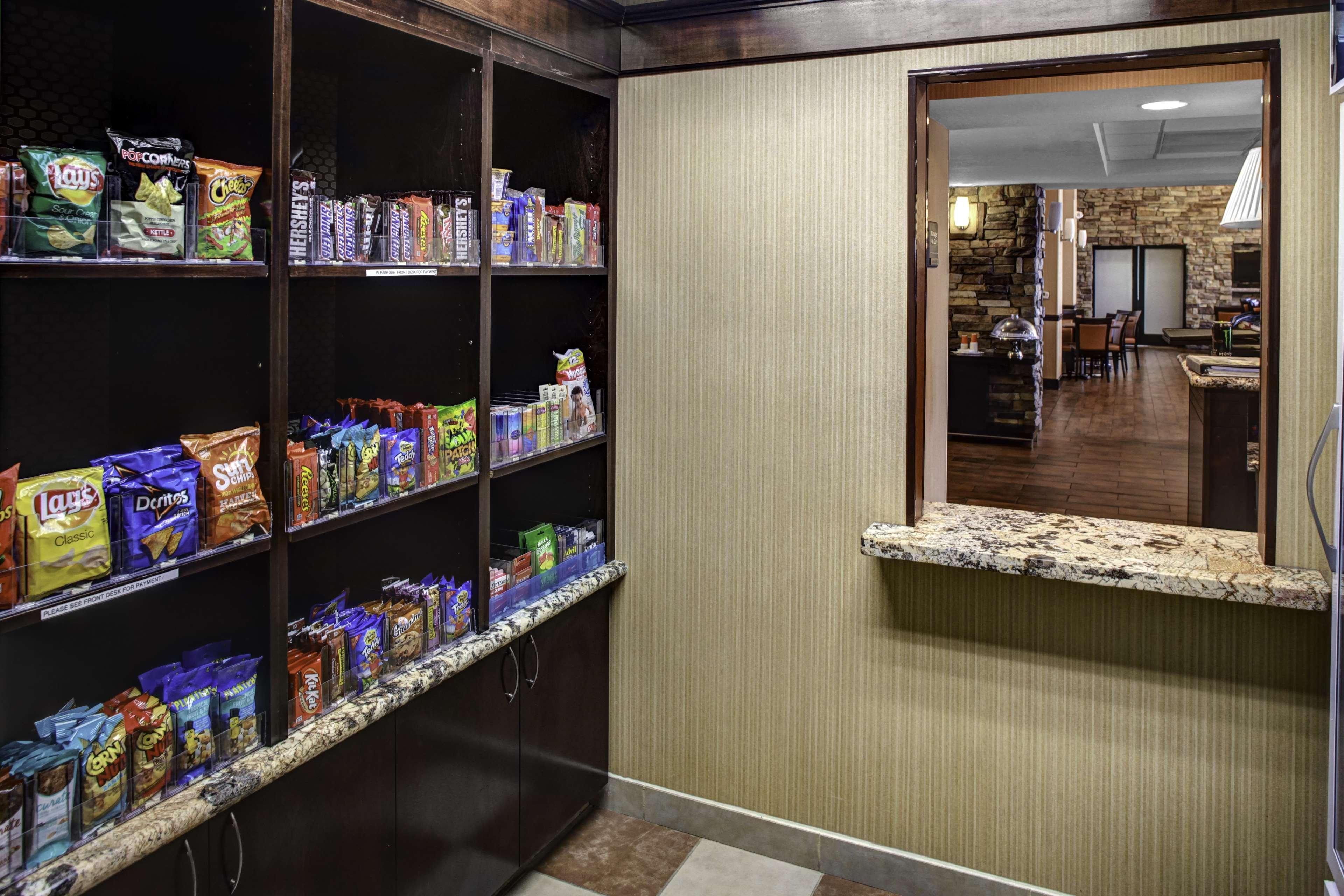 Hampton Inn & Suites Bakersfield Hwy 58 CA - photo 21