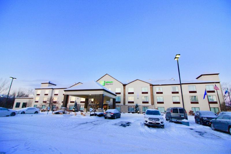Days Inn & Suites by Wyndham La Crosse Onalaska - photo 3