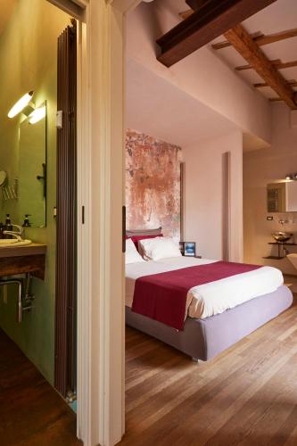 Bright and Peaceful Apartment in Historic Palazzo — 4-Star Luxury Hotel in Bologna, Italy