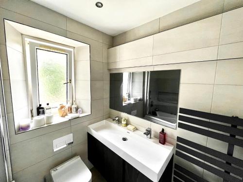 Immanuel House Modern Luxury Victorian Home 1872 Free Parking & SuperFast Fibre Optic WiFi — 4-Star Luxury Hotel in Edinburgh, United Kingdom