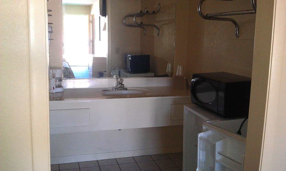 Summer Breeze Motel - photo 35
