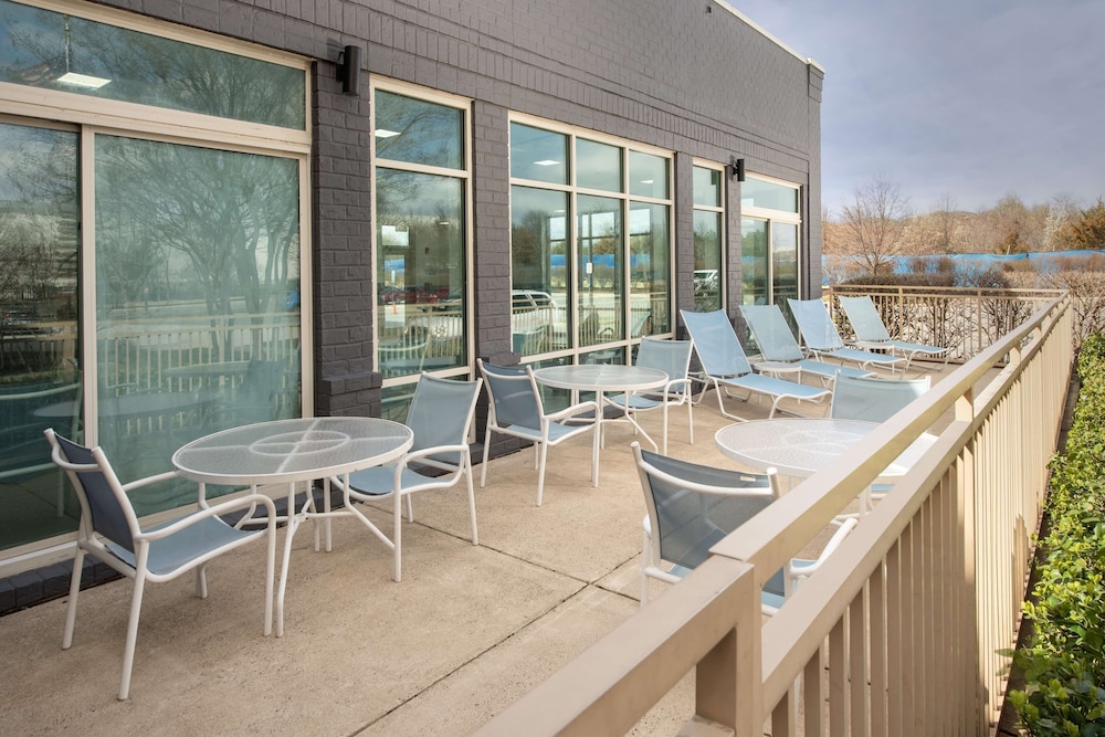 Embassy Suites by Hilton Dulles North Loudoun - photo 39