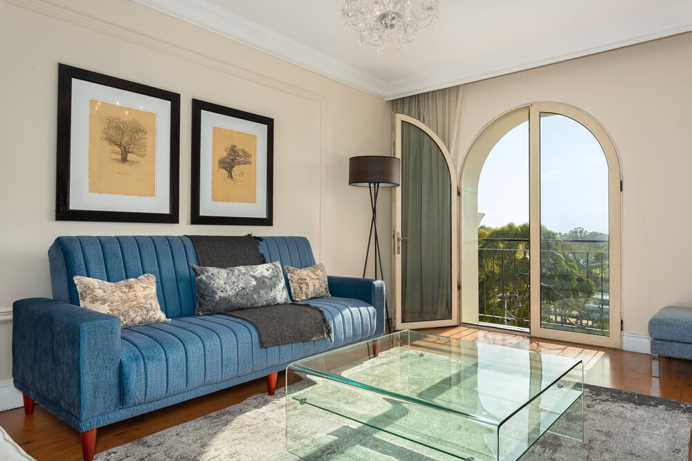 Cape Royale 404 — 4-Star Luxury Hotel in Cape Town, South Africa
