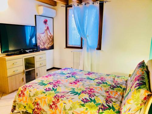 Romantic Central Apartment on Garda Lake Private Parking Terrace and AC — 4-Star Luxury Hotel in Desenzano Del Garda, Italy