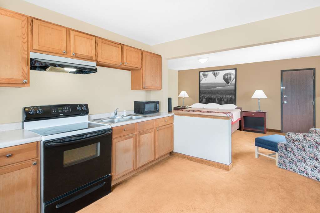 Super 8 by Wyndham Marshalltown - photo 8