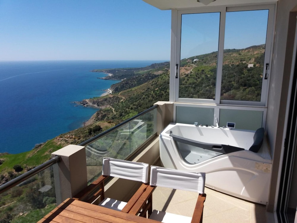 Akrotiri Panorama — 4-Star Luxury Hotel in Agios Vasileios, Greece