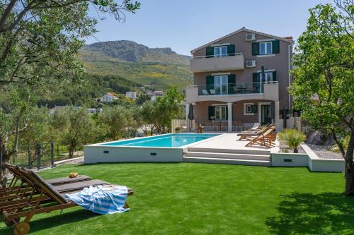 Villa Mamma Mia a 6 bedroom property with 40sqm pool — 4-Star Luxury Hotel in Podstrana, Croatia