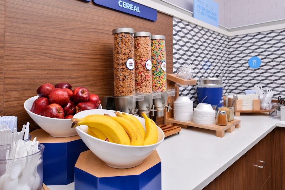 Holiday Inn Express & Suites Cincinnati Mason by IHG - photo 36