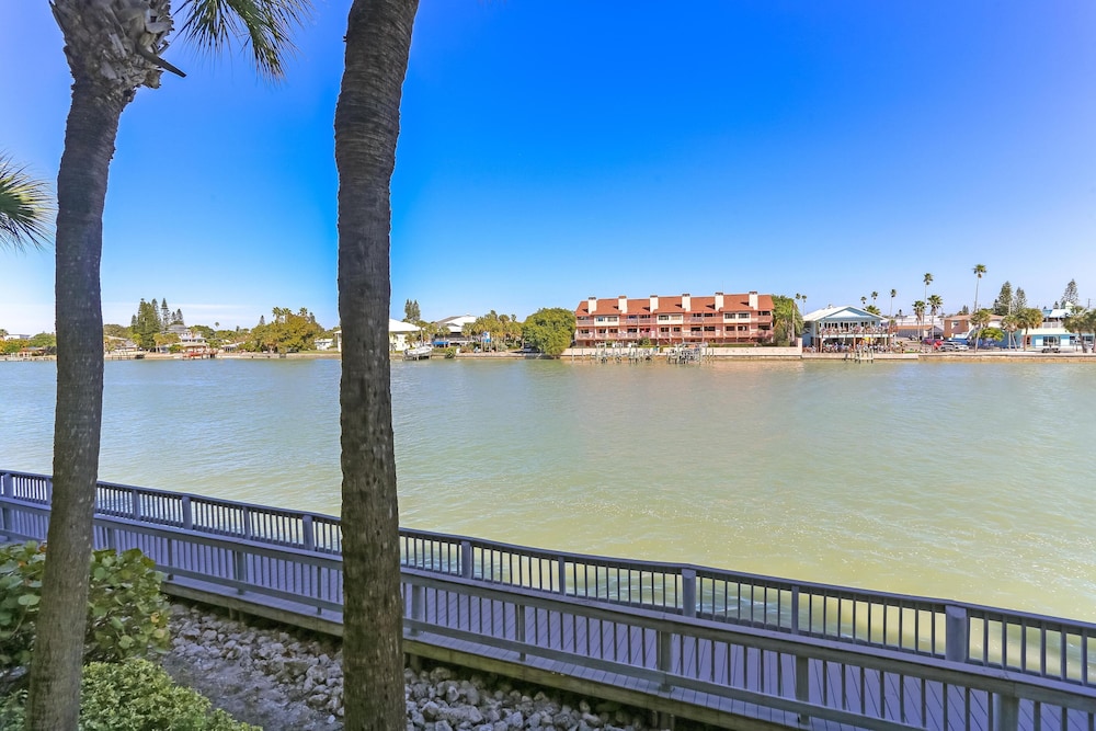 Land's End 3 203 Bay Front Premier — 4-Star Luxury Hotel in Saint Pete Beach, United States
