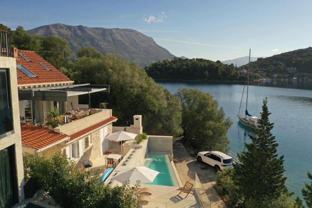 Luxurious Seafront Villa 4 Bedrooms Villa Sea La Vie Infinity Pool Sea Access — 4-Star Luxury Hotel in Korcula, Croatia