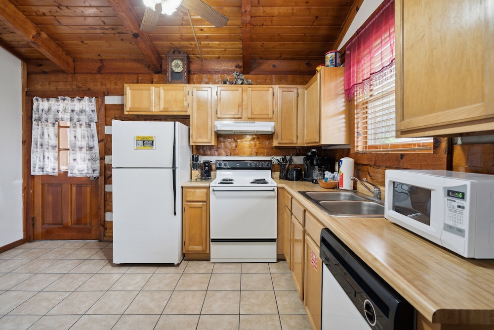 Together Always 1 Bedroom Cabin by Heavenly Views Resort - photo 6