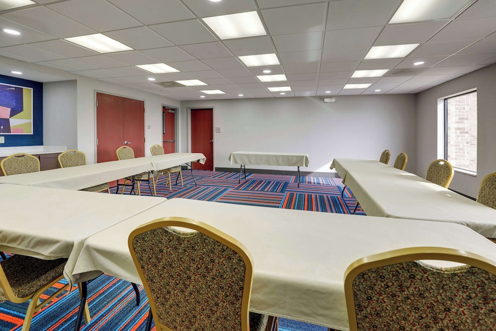 Hampton Inn & Suites St. Louis Edwardsville - photo 66
