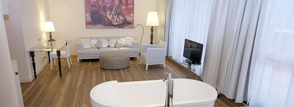 Deep soaking bathtub