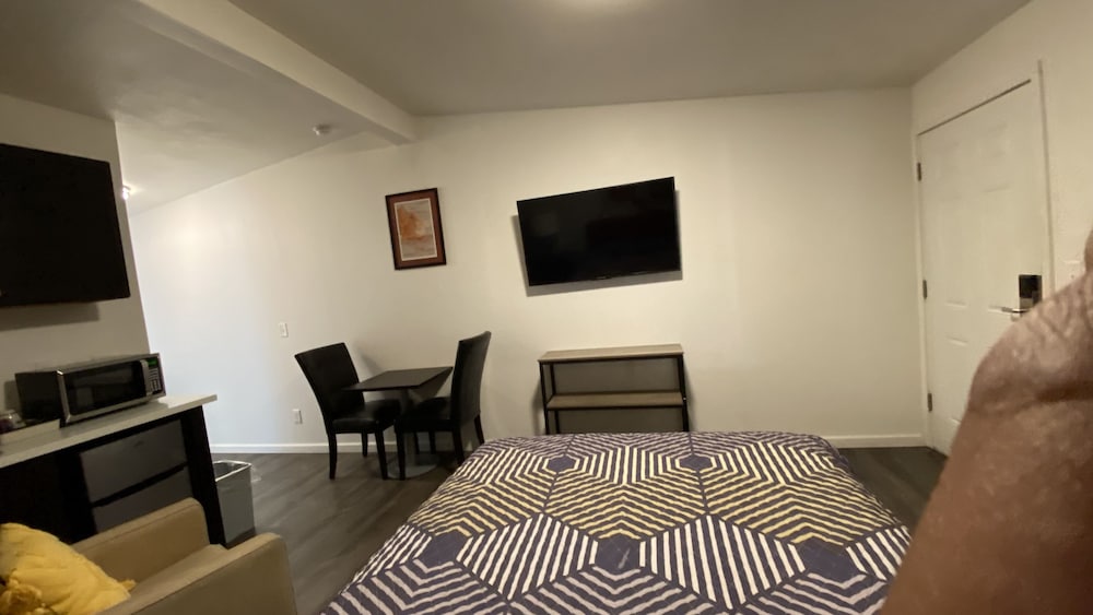 Golden Kent Motel - photo 18