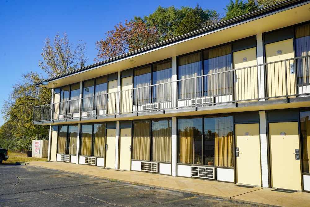 Sunset Inn Clarksville - photo 48