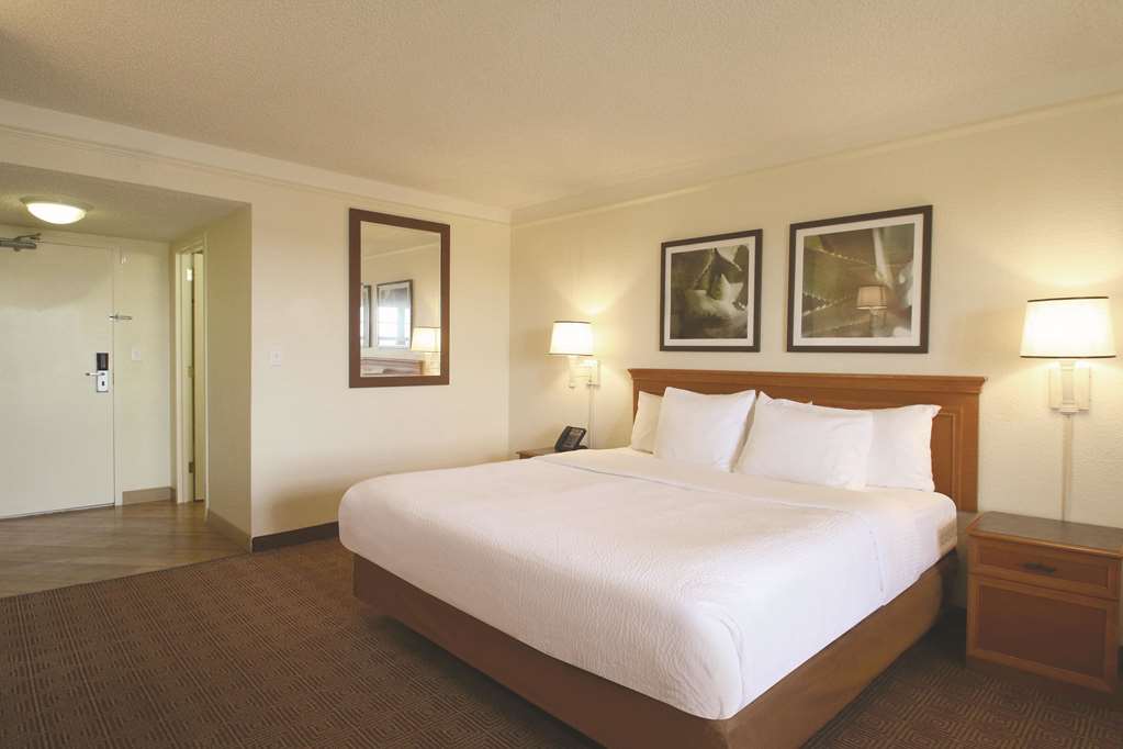 La Quinta Inn & Suites by Wyndham Coral Springs Univ Dr - photo 9