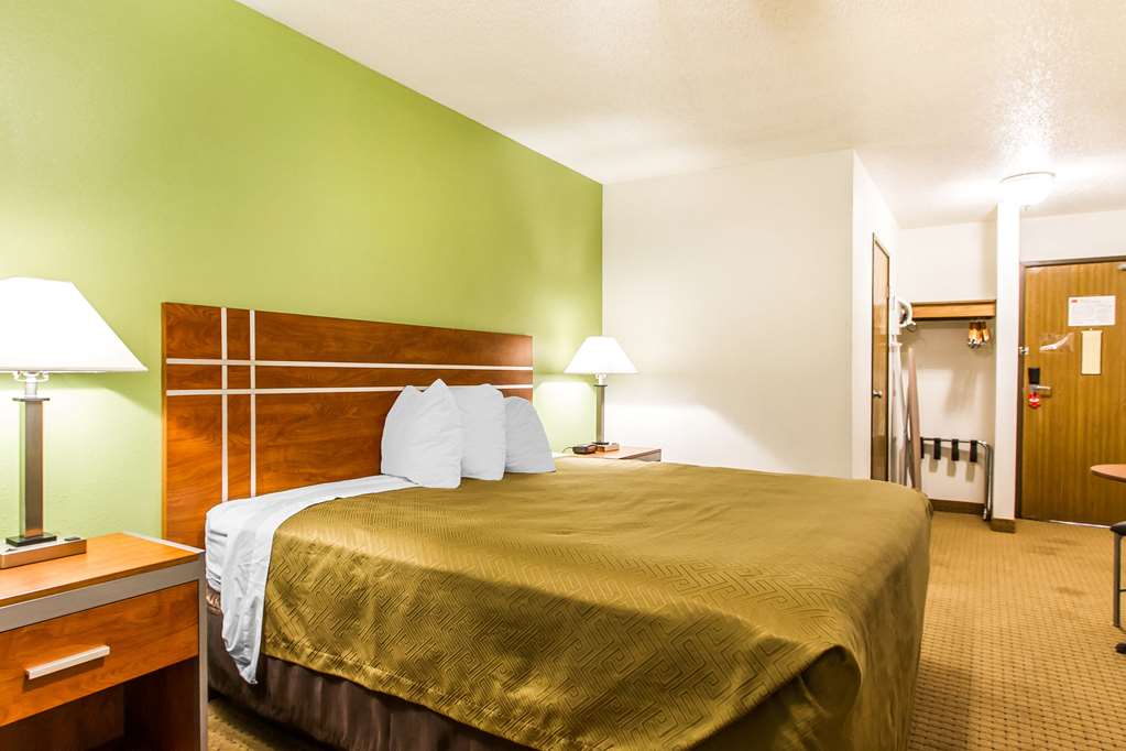Econo Lodge Inn & Suites Pekin Peoria Area - photo 11