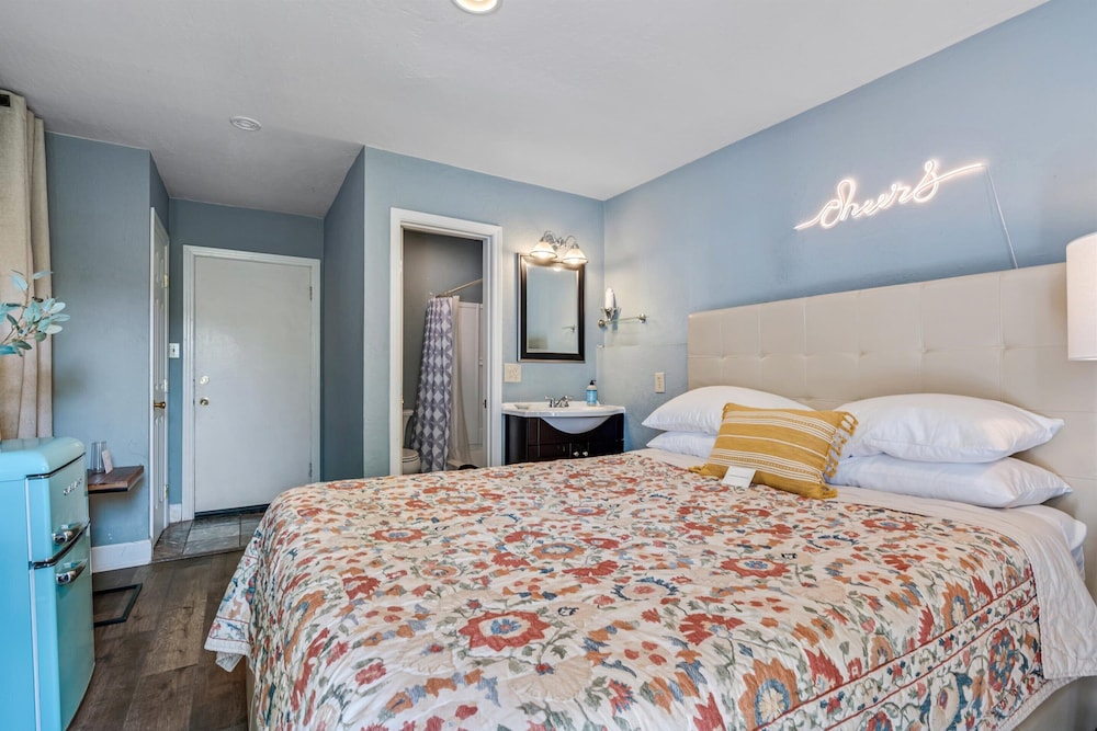 Cinnamon Bear Creekside Inn - photo 10