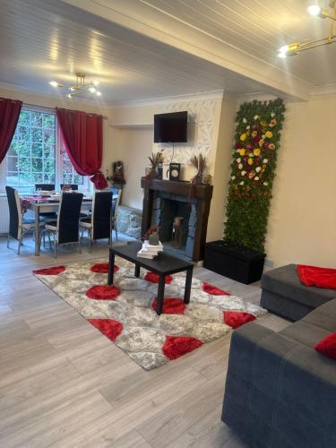 Cozy 3 bedrooms 2bathrooms House with WiFi & Netflix — 4-Star Luxury Hotel in Rochester, United Kingdom