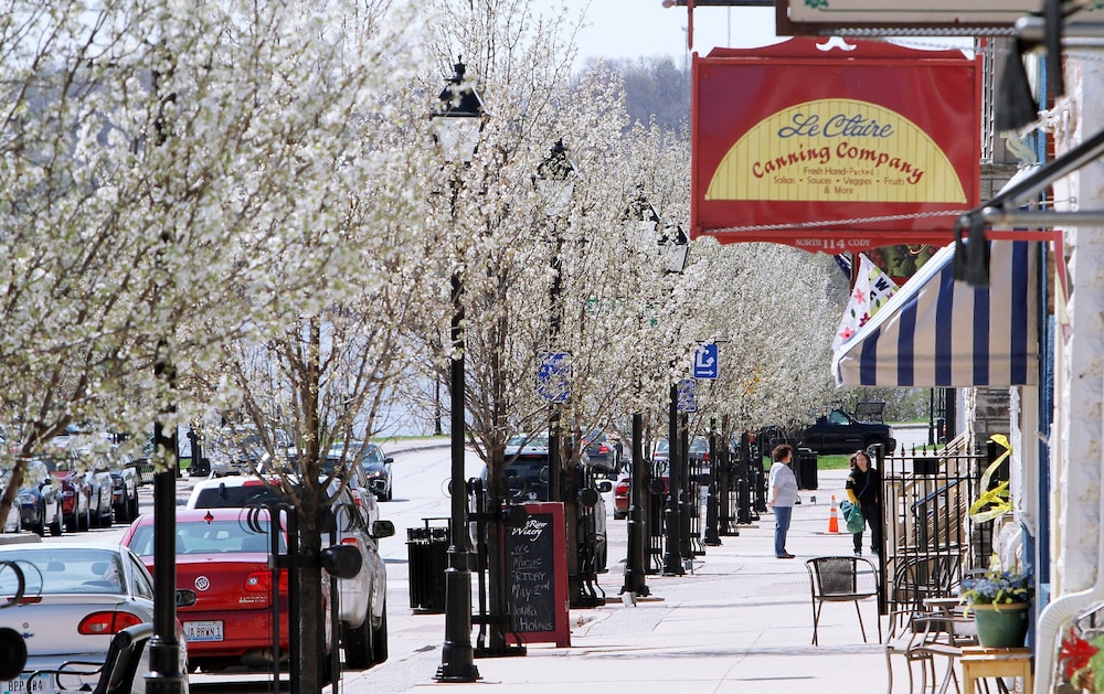 Holiday Inn Express Le Claire Riverfront Davenport by IHG - photo 37
