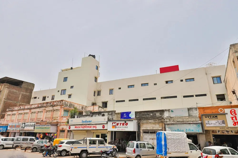 Oyo 22551 Hotel Ssv — hotel in Jamnagar