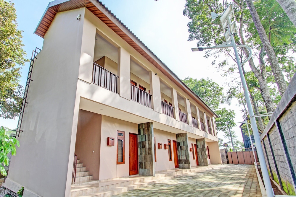 Oyo Life 93497 Griya Kost Rr in Salatiga, Indonesia